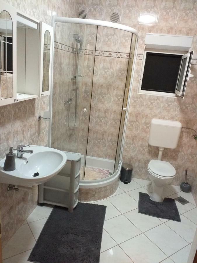 Apartments Vila Ana Vir Exterior photo